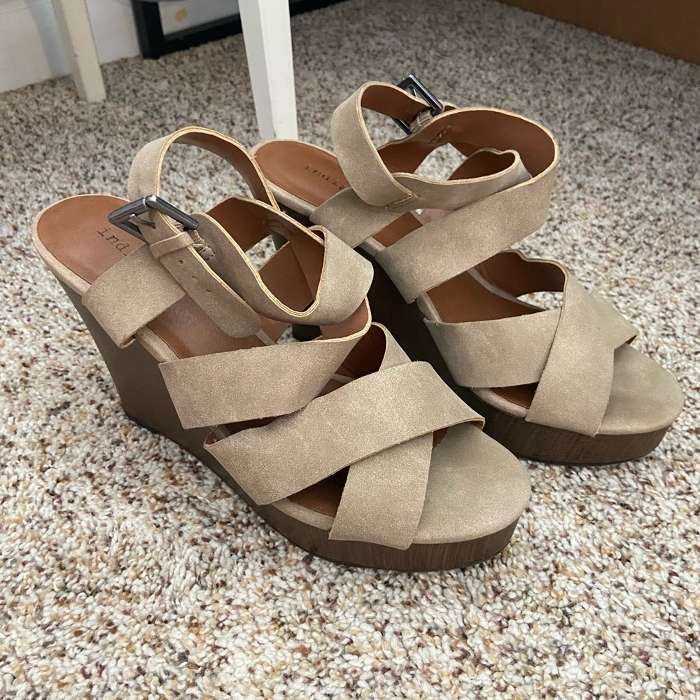 Tan/ wooden wedges